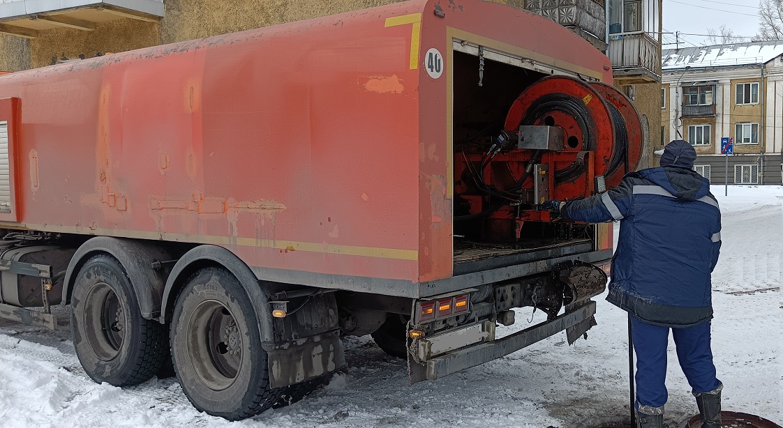 Каналопромывочная машина и работник прочищают засор в канализационной системе в Чукотском АО