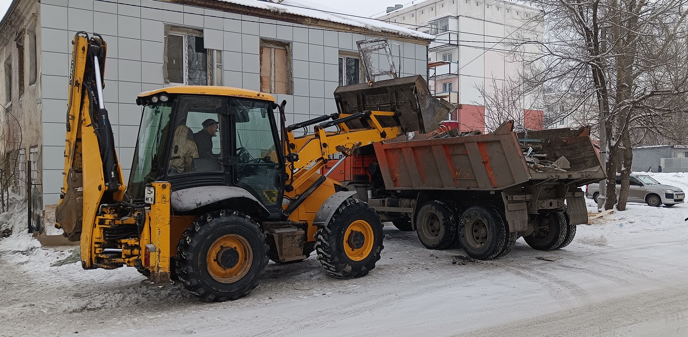 Уборка и вывоз строительного мусора, ТБО с помощью экскаватора и самосвала в Чукотском АО